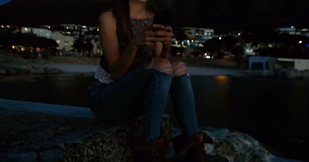 Mulher Sorridente Usando Telefone Celular Passeio Praia — Vídeo de Stock
