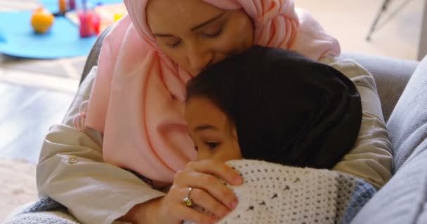 Ibu Dan Memeluk Satu Sama Lain Ruang Tamu Rumah — Stok Video