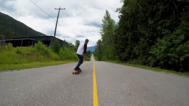 Vista Trasera Del Hombre Montando Monopatín Carretera — Vídeo de stock