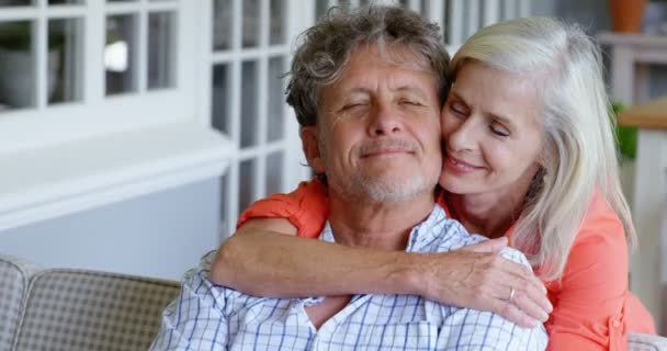 Glimlachend Senior Paar Knuffelen Veranda Thuis — Stockvideo