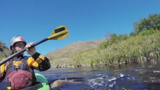 Kobieta Spływy Kajakowe Jeziorze Wsi Słoneczny Dzień — Wideo stockowe