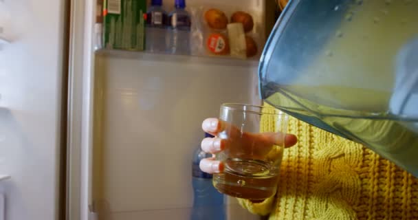 Γυναίκα Ρίχνει Νερό Ποτήρι Στην Κουζίνα Στο Σπίτι — Αρχείο Βίντεο