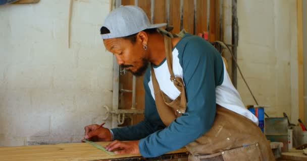 Fabricante Tablas Surf Midiendo Tabla Surf Taller — Vídeo de stock