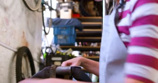 Mujer Hermosa Herramienta Bicicleta Medición Taller — Vídeos de Stock