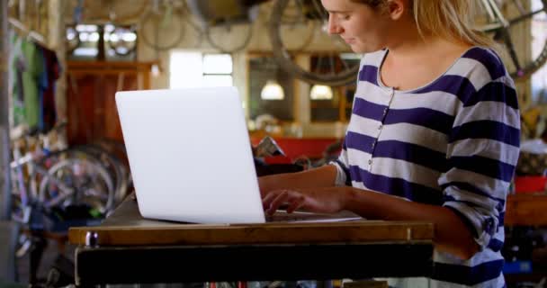 Mulher Bonita Usando Laptop Oficina — Vídeo de Stock