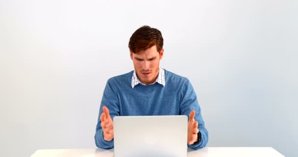 Hombre Frustrado Usando Ordenador Portátil Mesa Sobre Fondo Blanco — Vídeo de stock