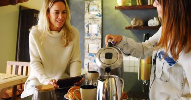 Para Lesbijek Przygotowanie Kawy Pomocą Cyfrowego Tabletu Kuchni Domu — Wideo stockowe