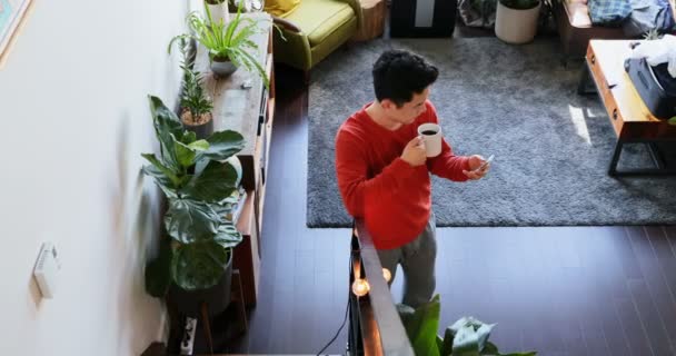 Uomo Con Tazza Caffè Utilizzando Telefono Cellulare Soggiorno Casa — Video Stock