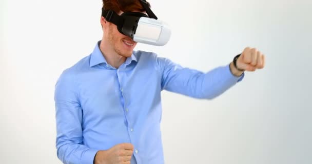 Uomo Gesticolando Durante Utilizzo Cuffie Realtà Virtuale Sfondo Bianco — Video Stock