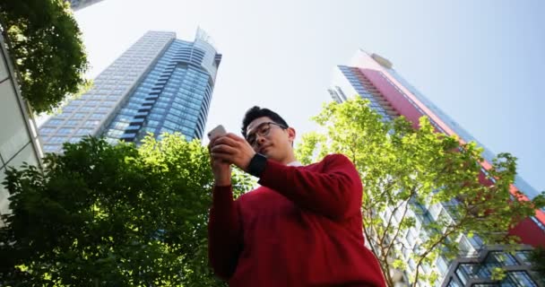 Низький Кут Зору Людини Використовує Мобільний Телефон Вулиці — стокове відео