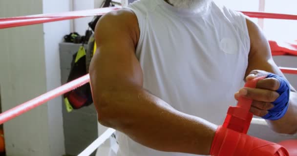 Close Senior Man Wearing Wrist Wraps Boxing Ring — Stock Video