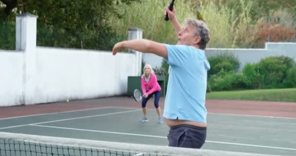 Heureux Homme Femme Âgés Jouant Tennis Dans Court Tennis — Video