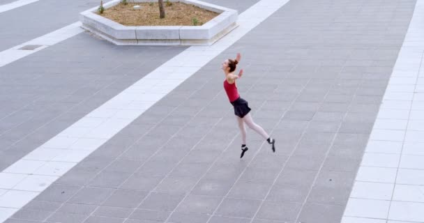 Vrouwelijke Balletdanser Uitvoeren Trottoir Stad — Stockvideo