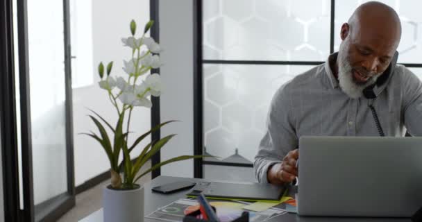 Homem Falando Telefone Fixo Usar Laptop Mesa Escritório — Vídeo de Stock