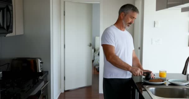 Άνθρωπος Προετοιμασία Πρωινού Στην Κουζίνα Στο Σπίτι — Αρχείο Βίντεο