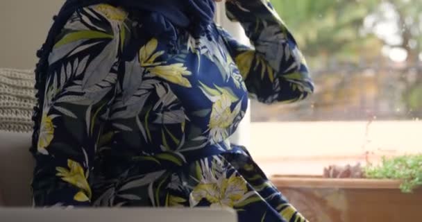 Evde Cep Telefonu Üzerinde Konuşurken Hijaab Kadında — Stok video
