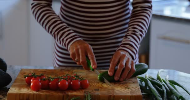 Ανώτερος Γυναίκα Κόψιμο Λαχανικών Στην Κουζίνα Στο Σπίτι — Αρχείο Βίντεο