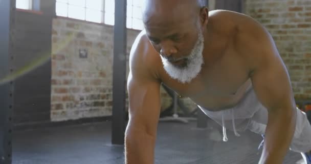 Starší Muž Dělá Push Činkami Fitness Studio — Stock video