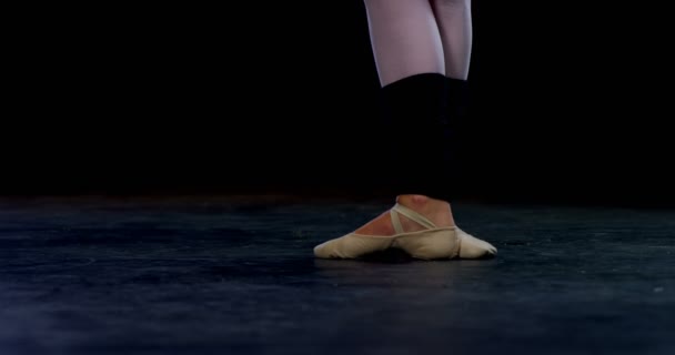 Балерина Исполняет Балетный Танец Сцене — стоковое видео