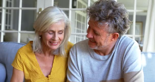 Senioren Paar Mit Digitalem Tablet Auf Der Veranda Hause — Stockvideo