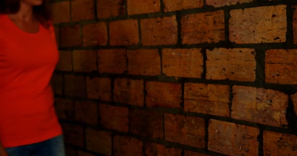 Partie Médiane Femme Avec Haut Orange Debout Contre Mur — Video