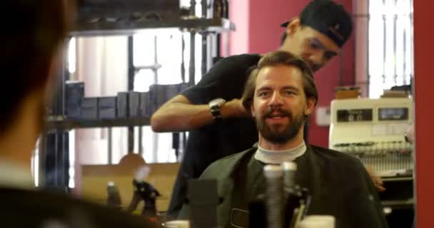 Hombre Interactuando Con Peluquero Mientras Corta Pelo Barbería — Vídeos de Stock