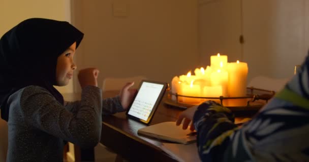 Moeder Dochter Met Behulp Van Digitale Tablet Thuis — Stockvideo