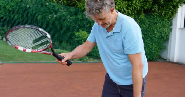 Primer Plano Del Hombre Mayor Jugando Tenis Cancha Tenis — Vídeo de stock