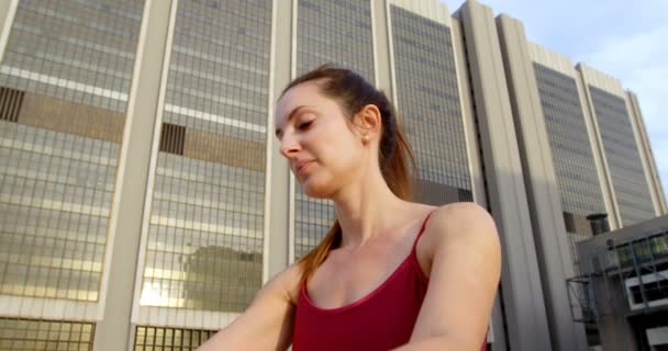 Balletttänzerin Übt Auf Bürgersteig Der City — Stockvideo