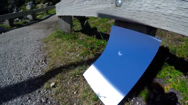 Sombra Pessoa Que Forma Lua Cartaz Branco Luz Solar — Vídeo de Stock