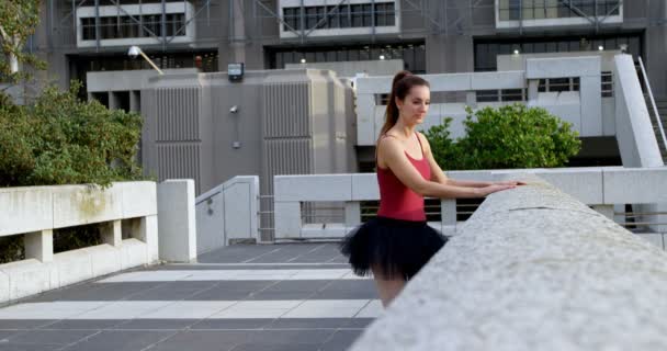 Χορευτής Μπαλέτου Τέντωμα Στο Πεζοδρόμιο Στην Πόλη — Αρχείο Βίντεο