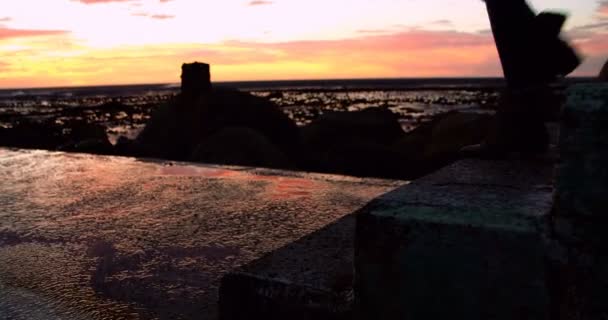 Mujer Caminando Paseo Marítimo Atardecer — Vídeos de Stock