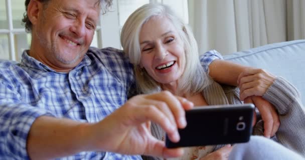 Feliz Pareja Ancianos Tomando Selfie Sofá Casa — Vídeos de Stock