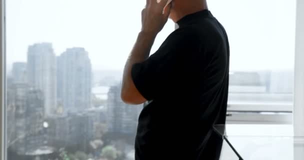Hombre Tomando Teléfono Móvil Mientras Que Pie Cerca Ventana Casa — Vídeo de stock