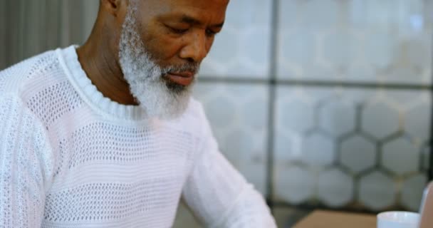 Pria Senior Menggunakan Ponsel Saat Bekerja Laptop Kantor — Stok Video