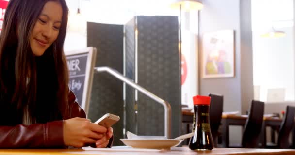 Mooie Vrouw Met Behulp Van Mobiele Telefoon Restaurant — Stockvideo