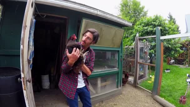Homme Agriculteur Jouant Avec Poule Dans Poulailler — Video
