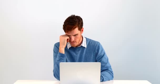 Homem Preocupado Usando Laptop Mesa Contra Fundo Branco — Vídeo de Stock