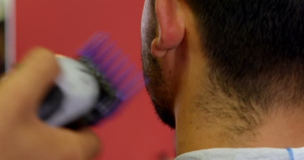 关闭的人得到他的头发修剪剪在理发店4K — 图库视频影像