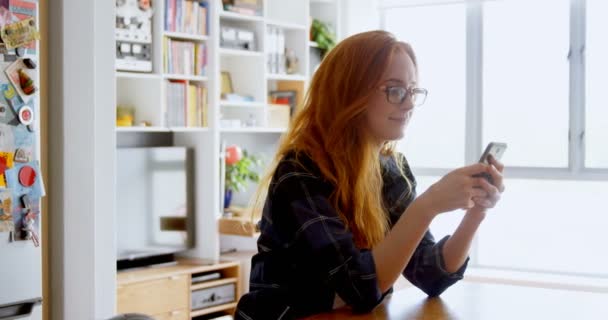 Junge Weibliche Führungskraft Mit Handy Büro — Stockvideo