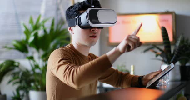 Uomo Con Tablet Digitale Auricolare Realtà Virtuale Sul Bancone Della — Video Stock
