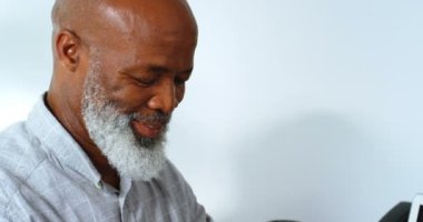 Office 4 k masada cep telefonu kullanarak iş adamı