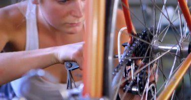 Güzel kadın atölyesinde 4 k Bisiklet tamir