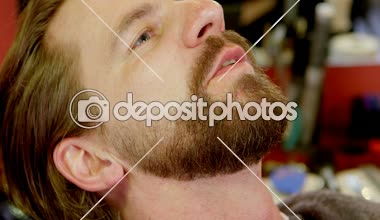 Berberin kapat ayarı mans berber dükkanı 4k sakallı