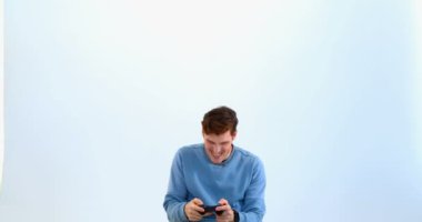 Mavi bir arka plana dayanır 4 k laptop joystick oyun oynuyor adam