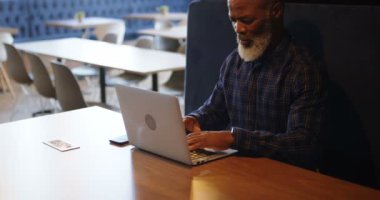 Komuta sizde office 4 k konferans odasında dizüstü bilgisayar kullanarak