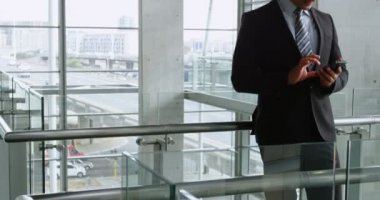 Cep telefonu kullanma office 4 k işadamı gülümseyen