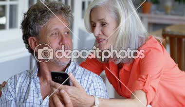 Üst düzey iki cep telefonuyla verandada ev 4 k