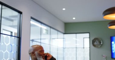 Komuta sizde ofisinde 4 k konferans salonunda cep telefonu konuşurken