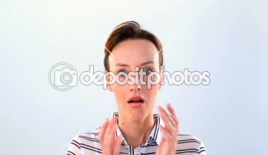 Beyaz arka plan 4 k karşı duran şok kadın portresi